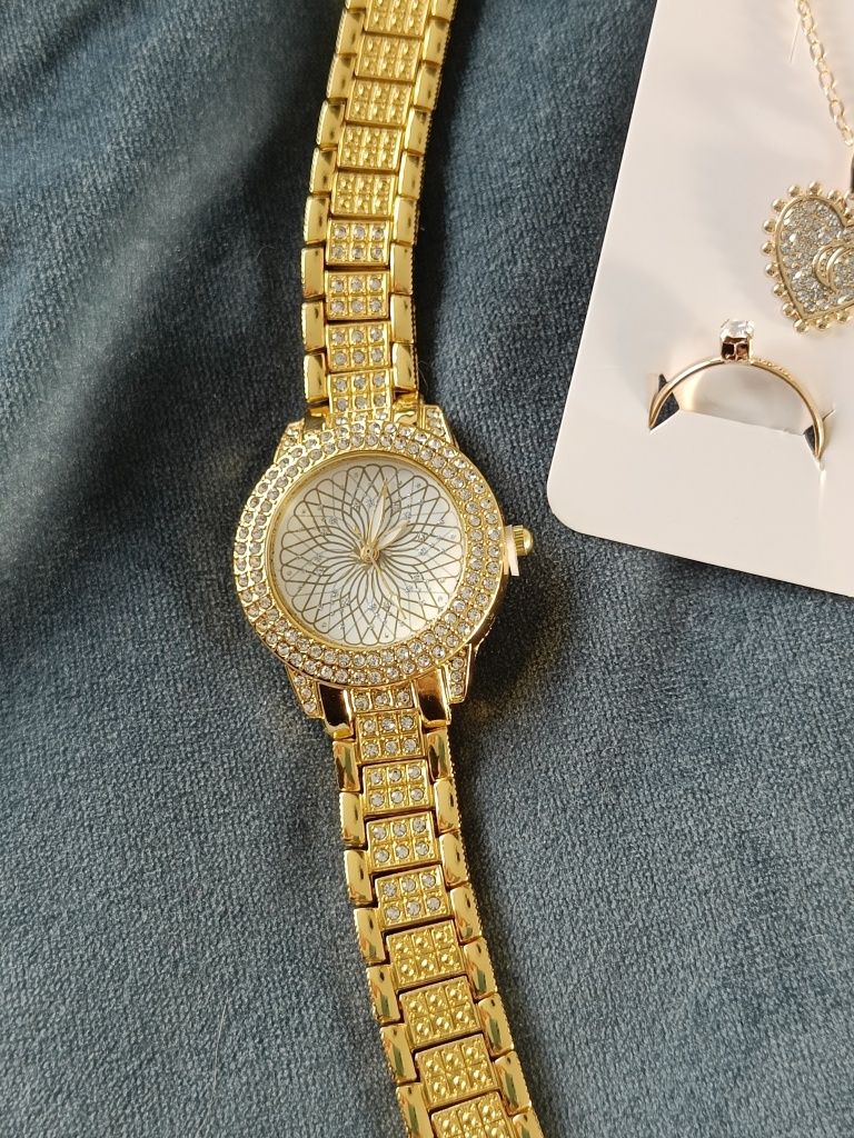 Relógio metal dourado com jóias
