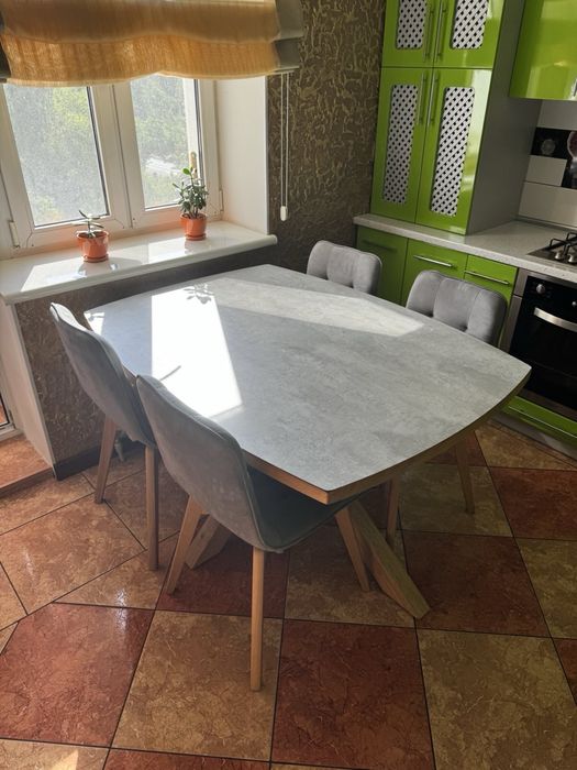 Кухонний стіл з стільницею зі штучного каменя +6 стільців