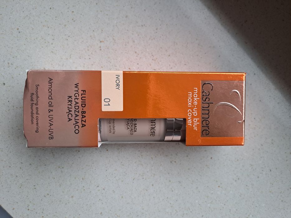 Podkład Cashmere baza wygładająco kryjąca