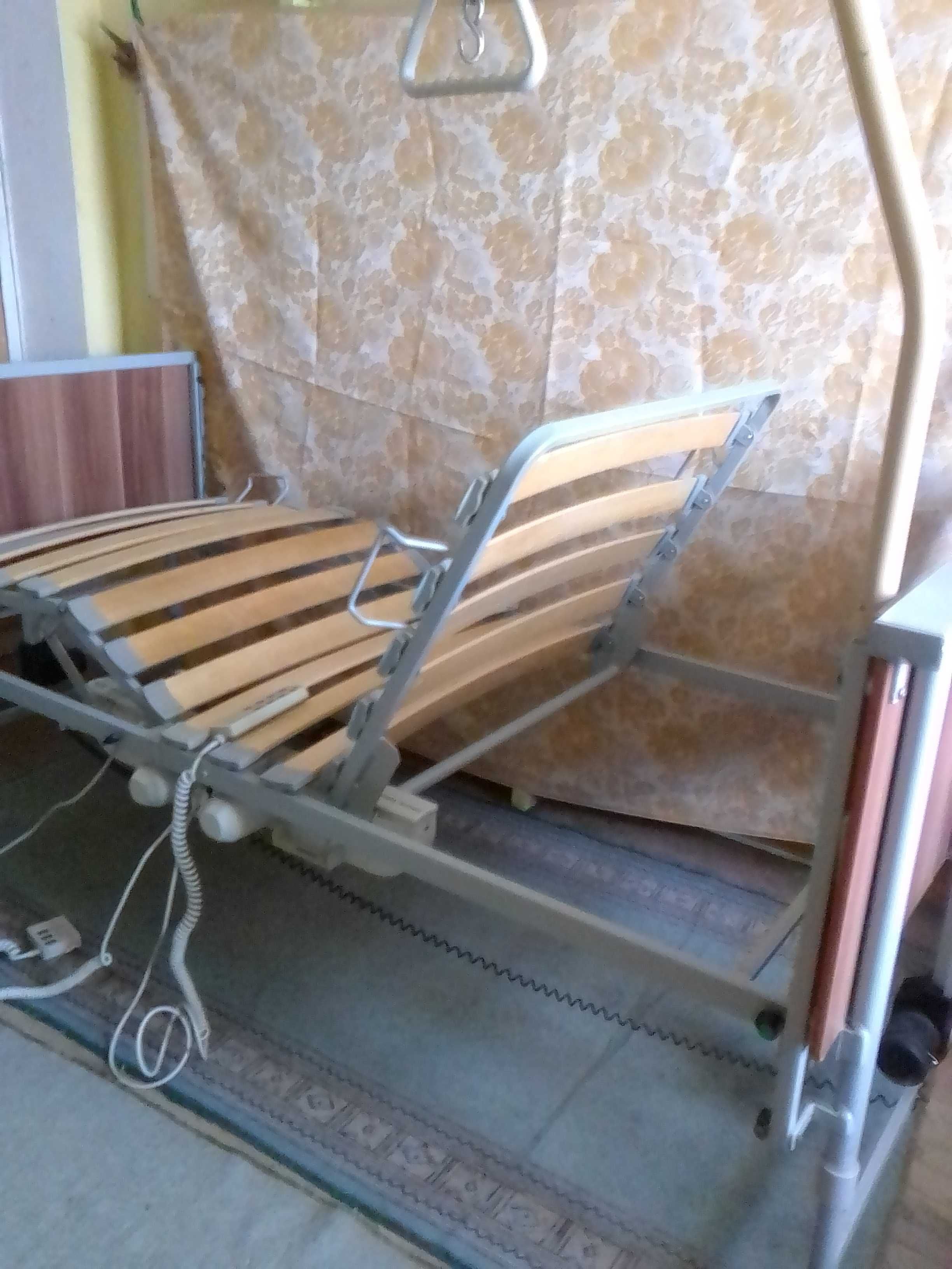 Ліжко-трансформер для інвалідів, лежачих, з електроуправлінням.