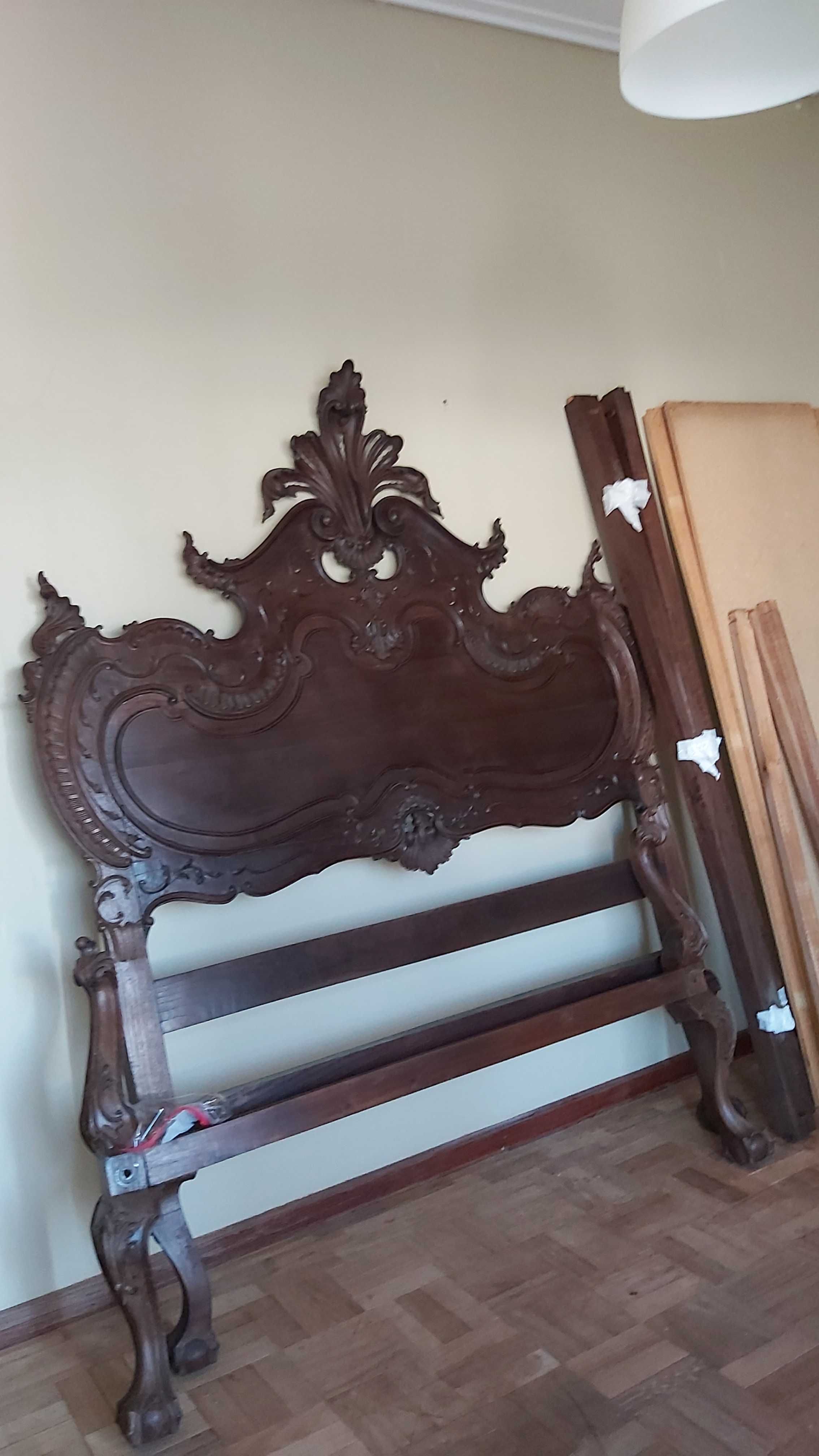 Cama casal com estructura de madeira esculpida.