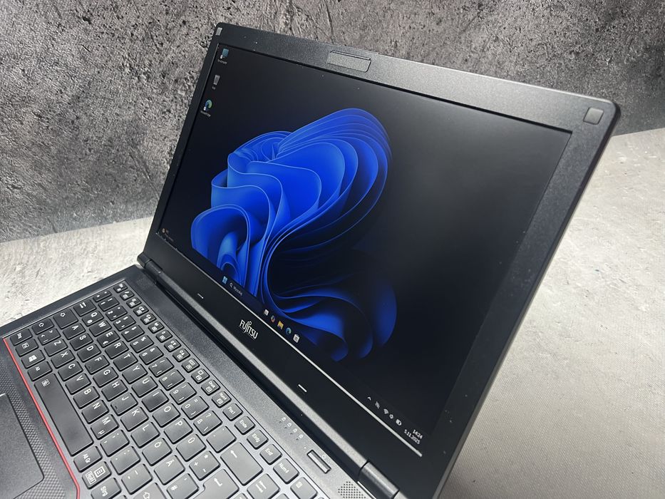 Fujitsu / i5 8265u 3.9GHz / 16GB DDR4 / 512 SSD / 15.6 FHD / W11 Pro