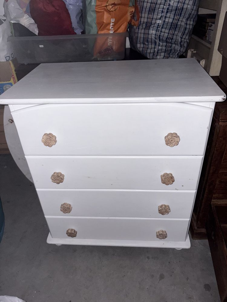 Cómoda antiga pintada a branco
