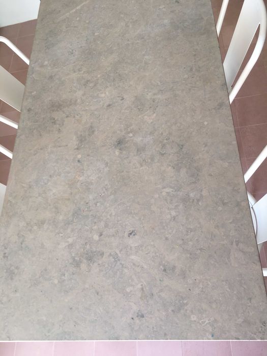 Mesa de jantar em metal e pedra natural