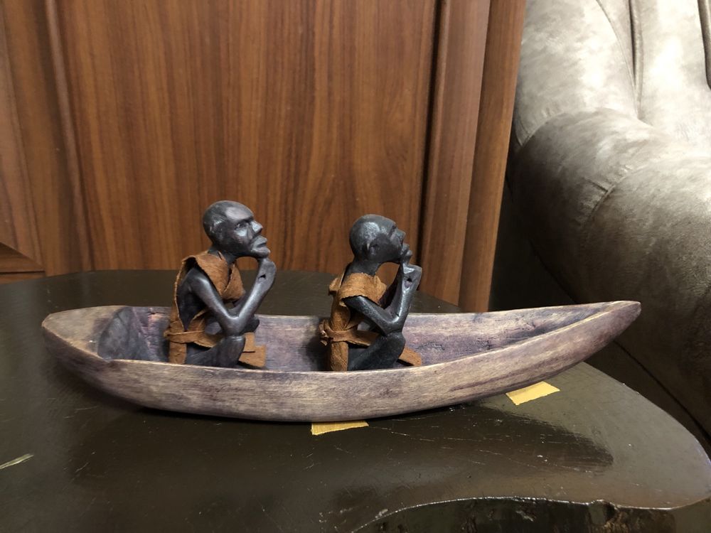 Статуетка аборигенів на лодці.
