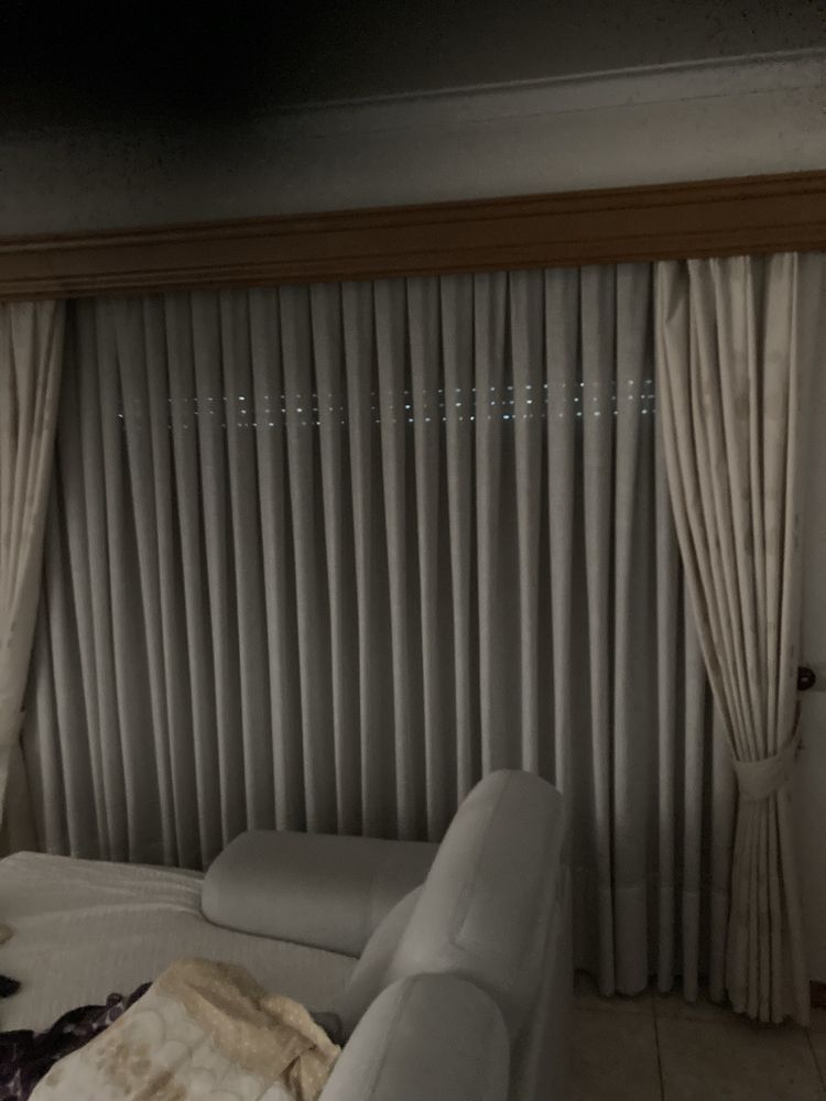 Cortinas com sanefas de madeira