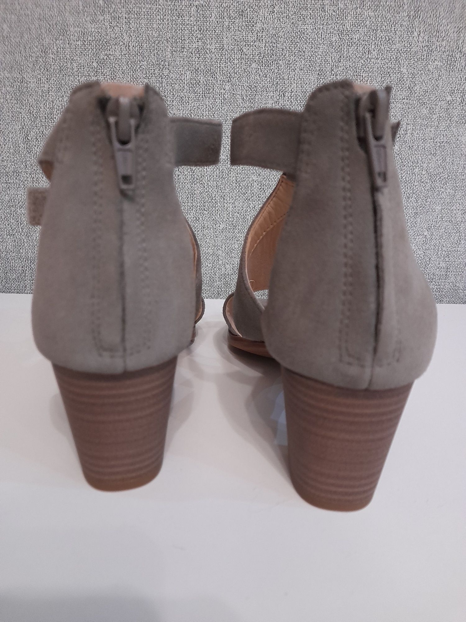 Замшевые босоножки Clarks