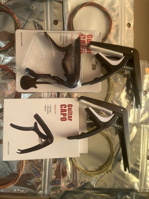 Комплект для гітари :струни , ремінь, каподастр, медіатори