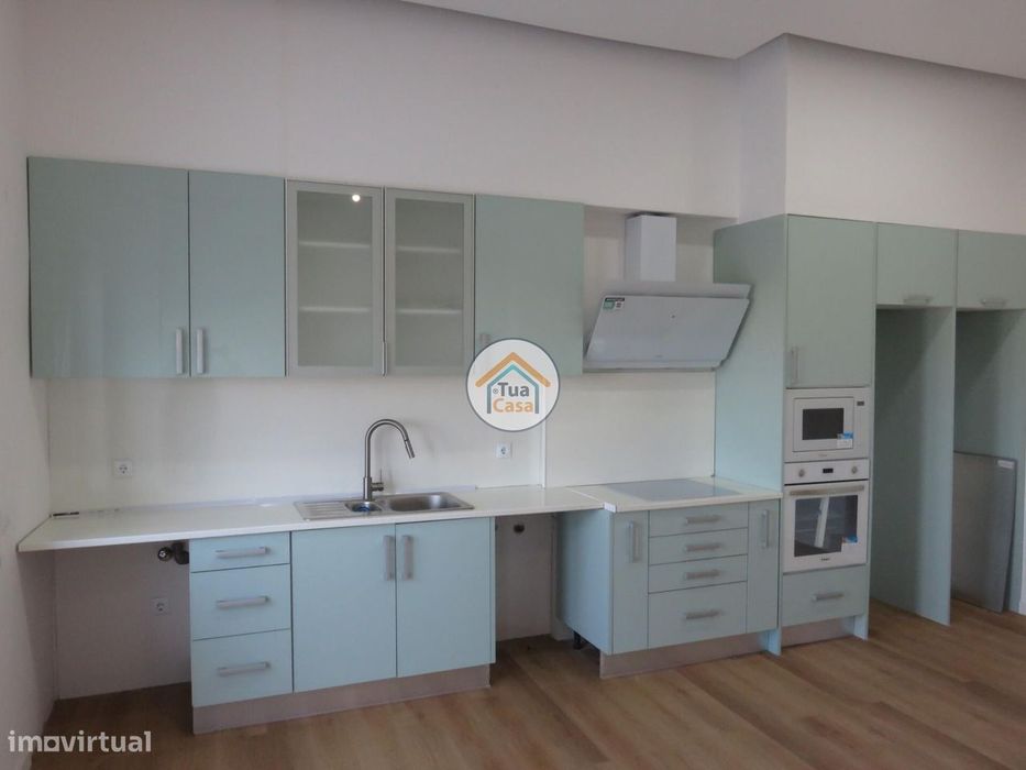 Apartamento T3 Renovado com Terraço, com Excelente Localização em Cast