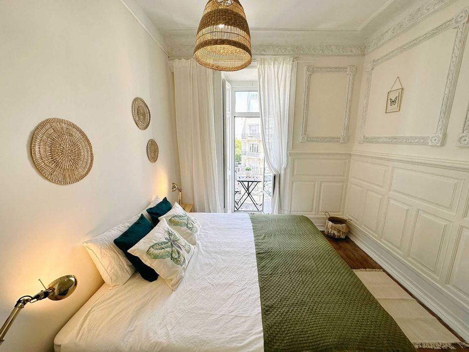 Quarto casal Av 5 Outubro sem caução entrada imediata