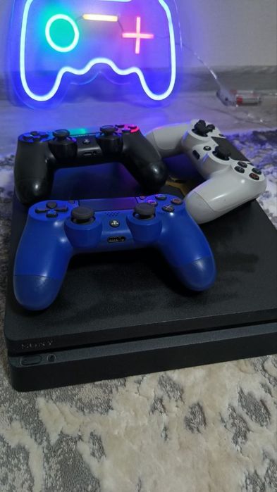Продам Sony PlayStation 4 slim 
В комплекте 3 оригинальных рабочих дж
