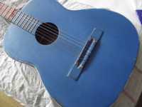 Stara gitara , duże pudło w dobrym stanie, niebieska, grająca