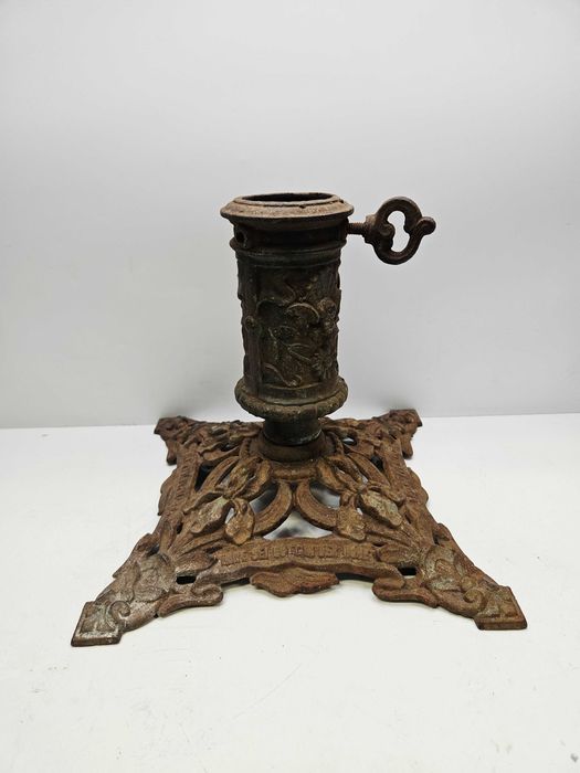 Zabytkowy niemiecki stojak choinkowy pod choinkę