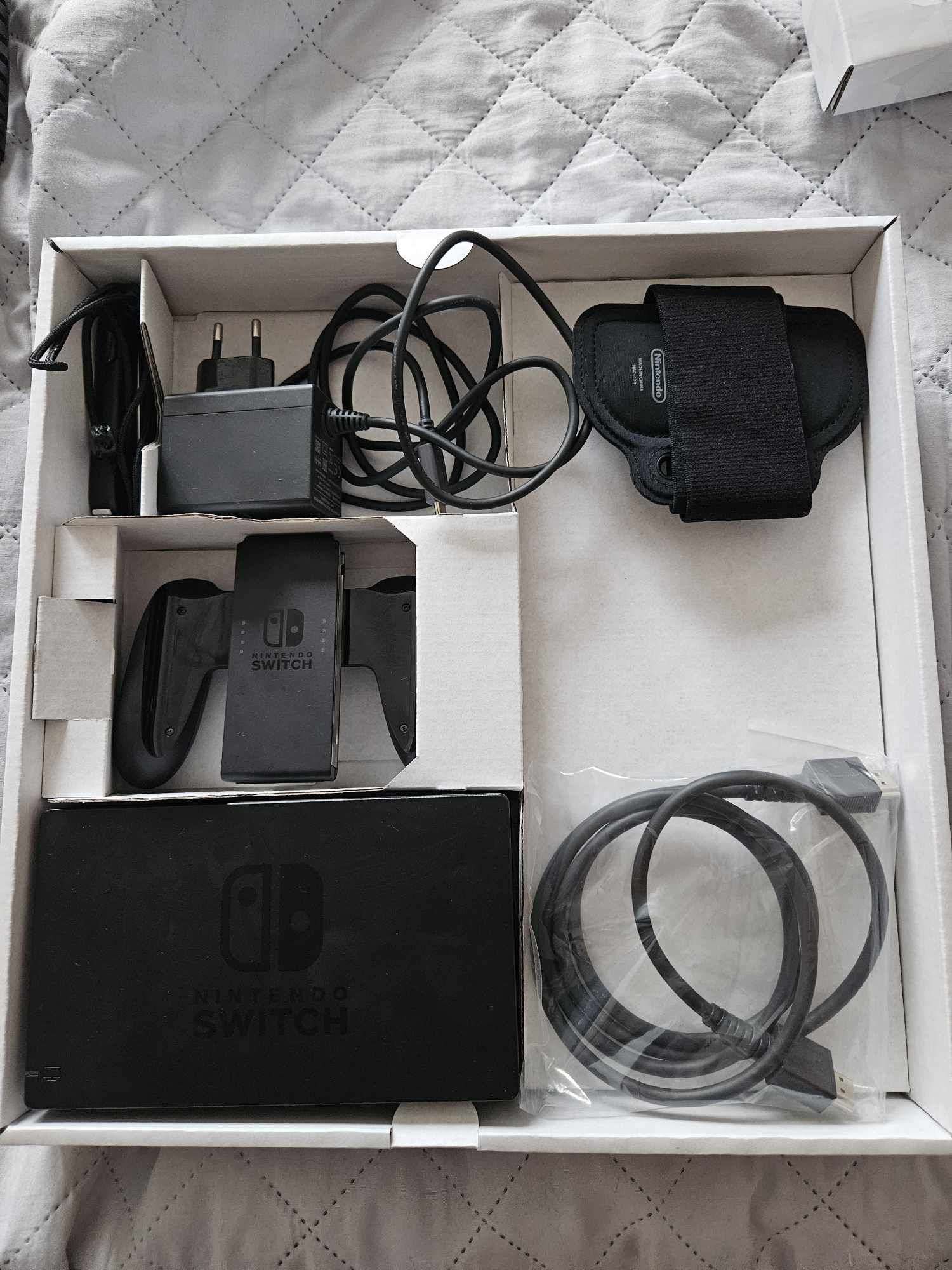 Zestaw konsola Nintendo Switch V2 + 4 gry