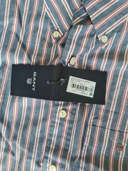 Camisa listrada azul e vermelha da Gant