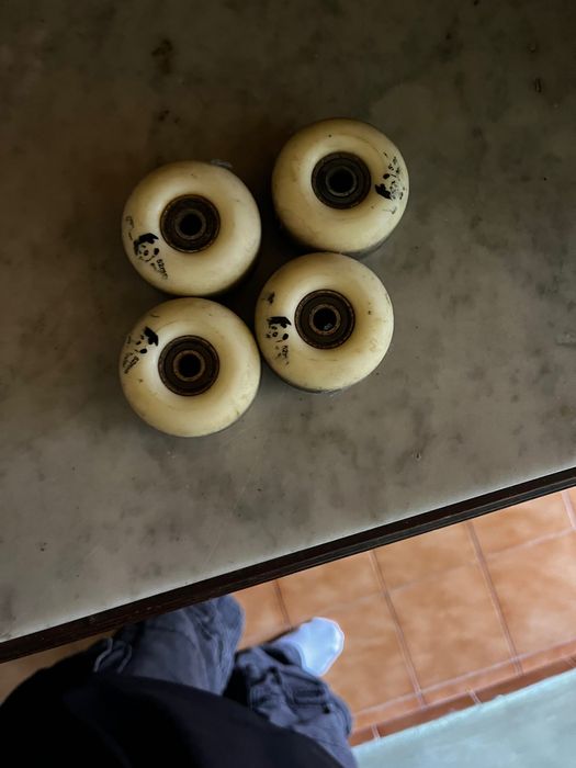 1 skate inteiro+ 1 deck e 4 rodinhas