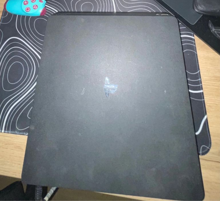 Konsola ps4.
