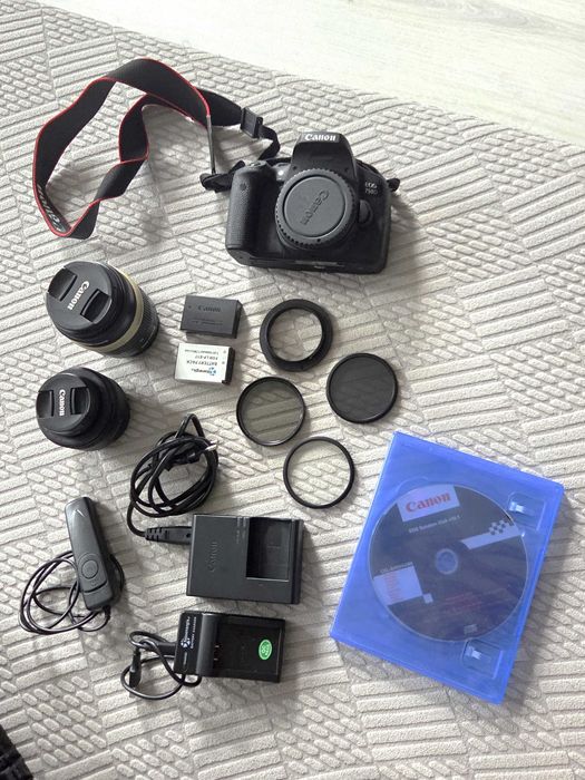 Lustrzankę Aparat Canon EOS 750D z dwoma obiektywami 18-55mm i 50mm