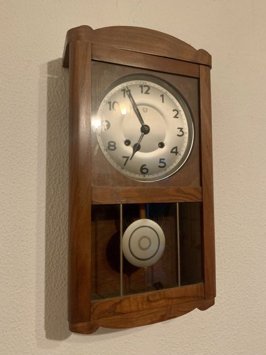 Relogio de madeira com pendulo