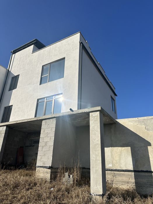 Продається 2- ох поверховий танхаус , Підгороднє