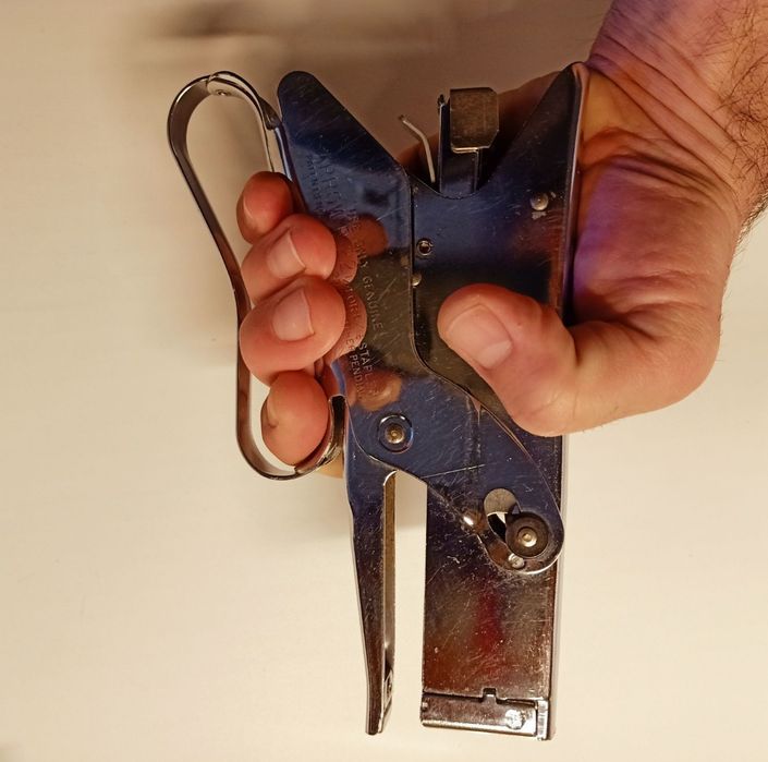 Arrow P22 ręczny zszywacz szczypcowy.