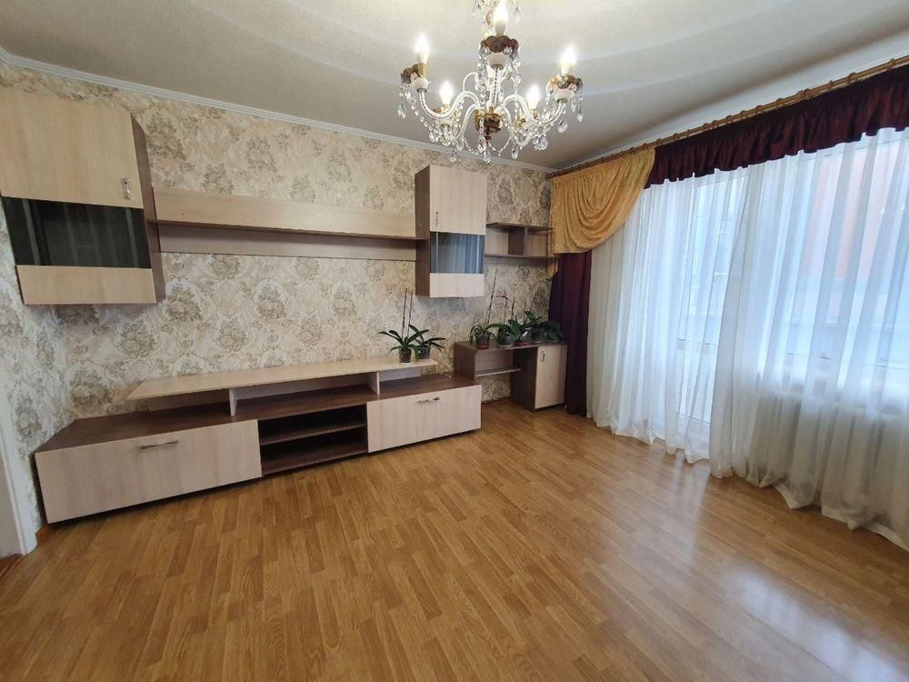 Продається трьохкімнатна квартира в районі Південно-Захід.