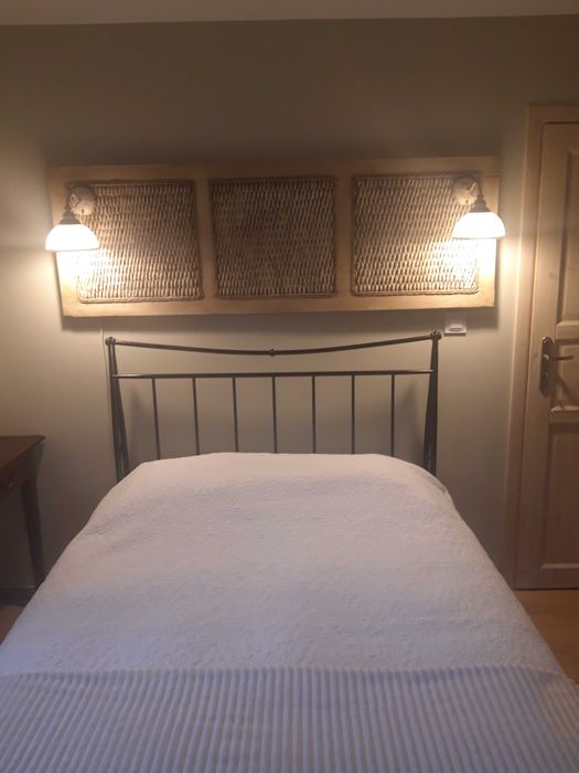 Panel nad łóżko z kinkietami