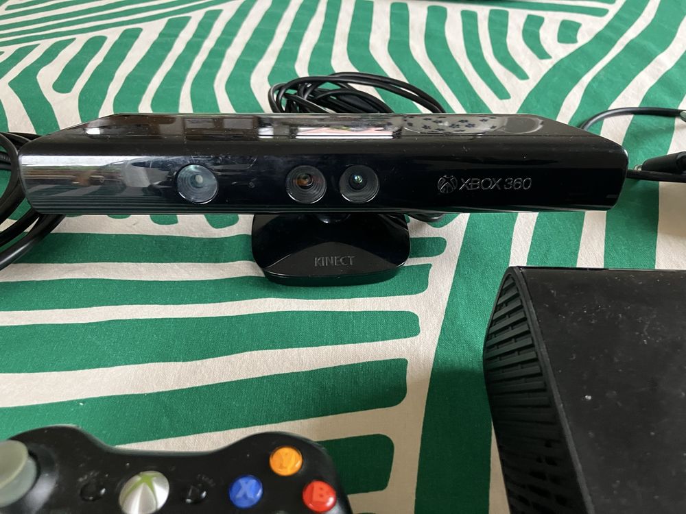 Konsola xbox 360 dwa pady plus kinect i 13 gier