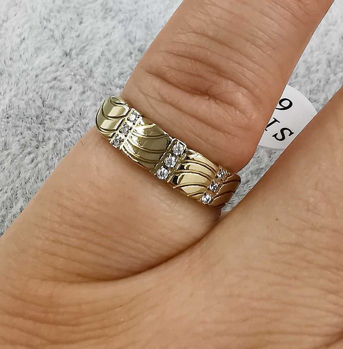 Pierścionek złota stal chirurgiczna średnica 16 mm cyrkonie