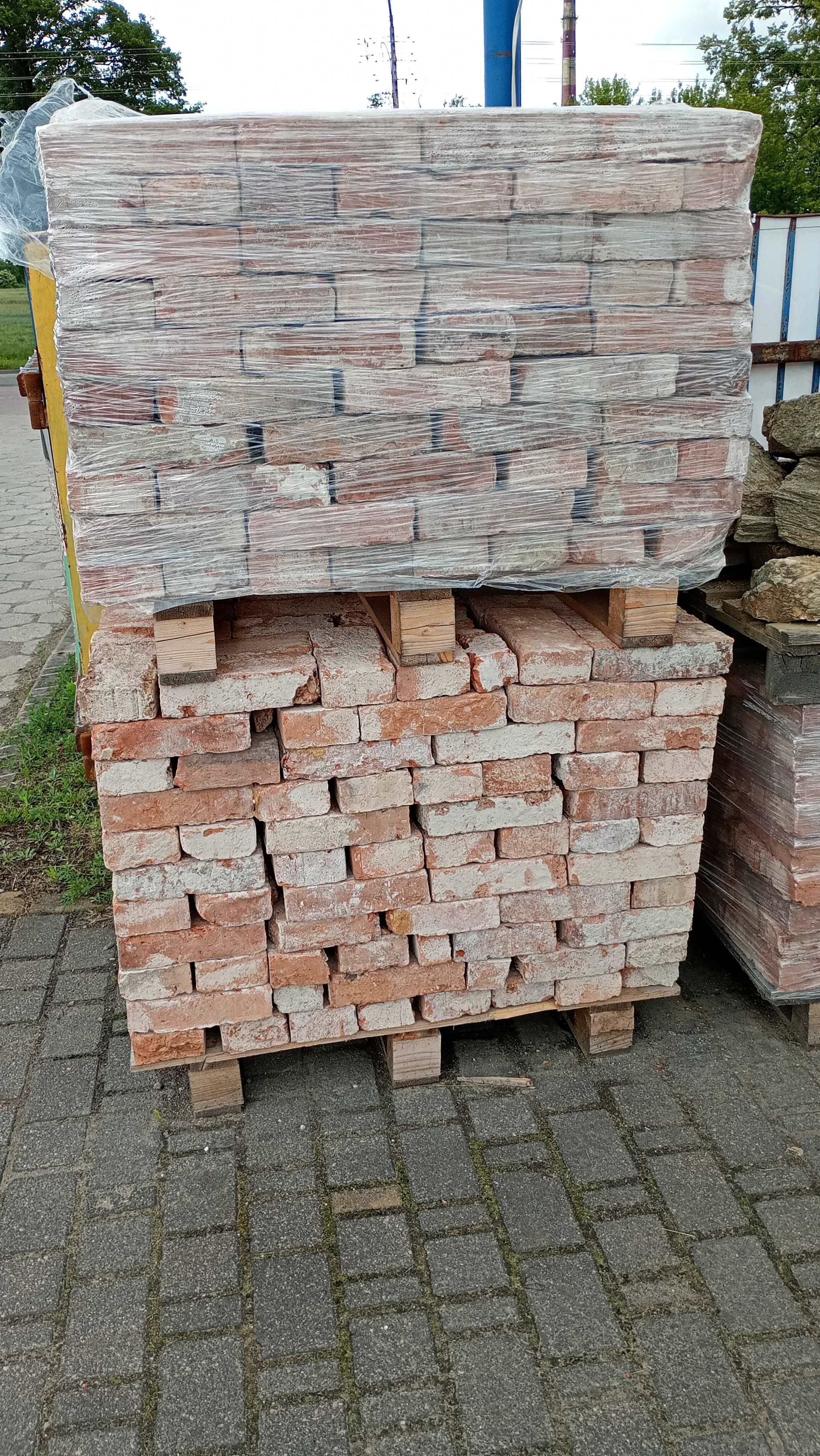 Stara cegła z rozbiórki