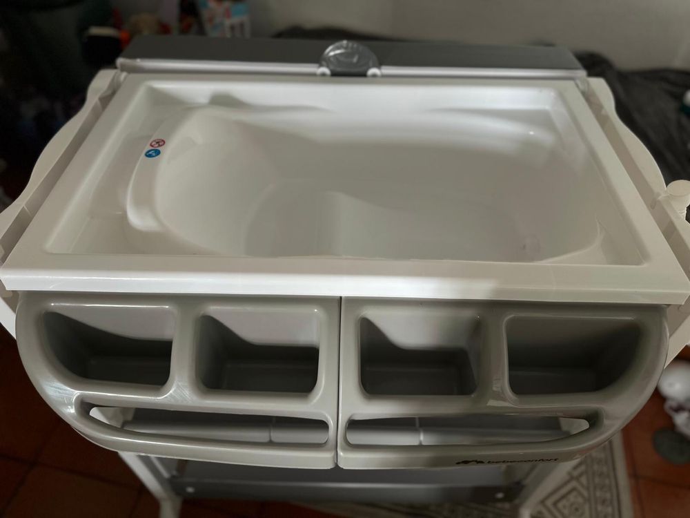 Banheira e mesa de troca de roupa e fraldas