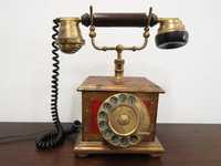 Antigo telefone em madeira.