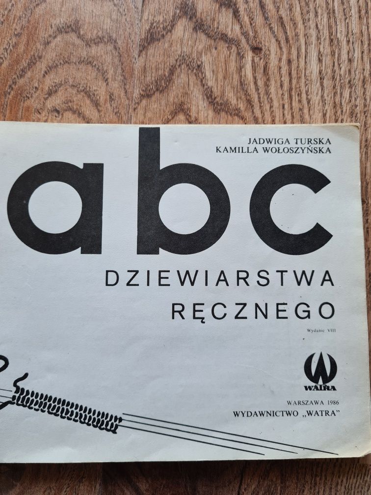 Książka "ABC dziewiarstwa ręcznego" wydana w PRL.