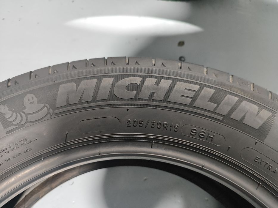 2 pneus semi novos 205-60R16 Michelin - Oferta dos Portes