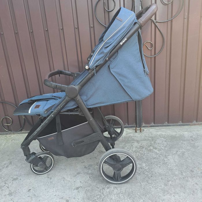 Прогулянкова коляска CARRELLO Bravo
