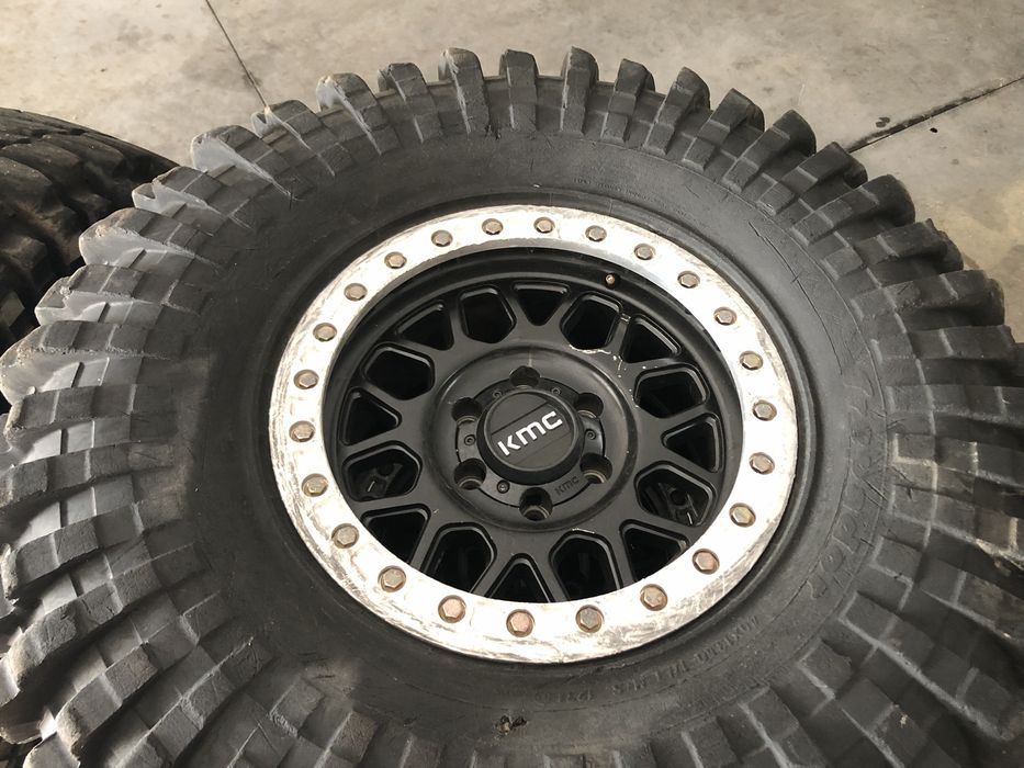 Maxxis 37/12,5/17 e jantes kmc