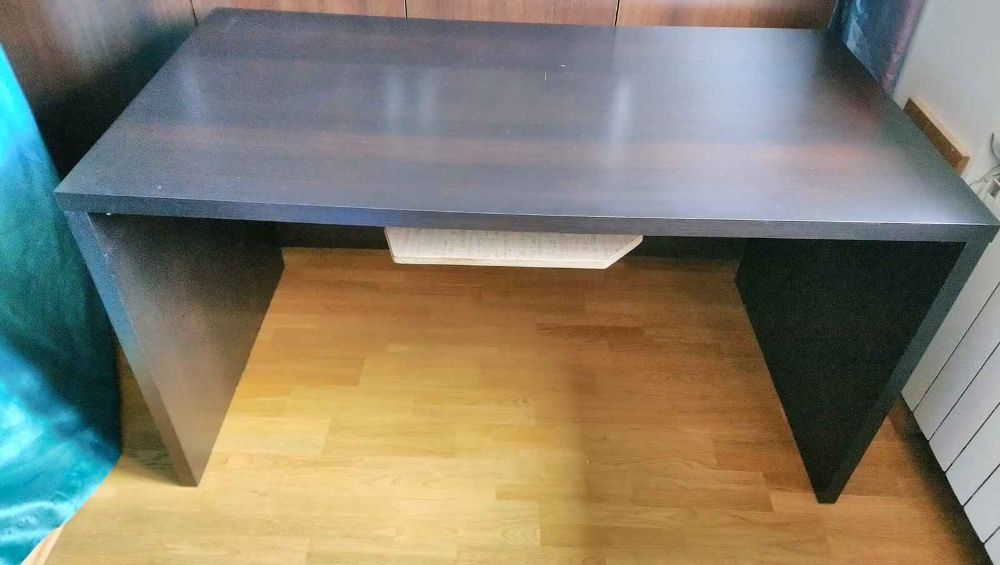 duże biurko dyrektora kontnerek komoda malm ikea czarne ergonomiczne