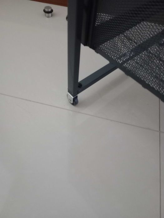 Mesa de metal para esteticista, tatuadores ou maquiadores