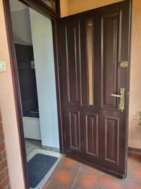 Drzwi wejściowe drewniane z futryną