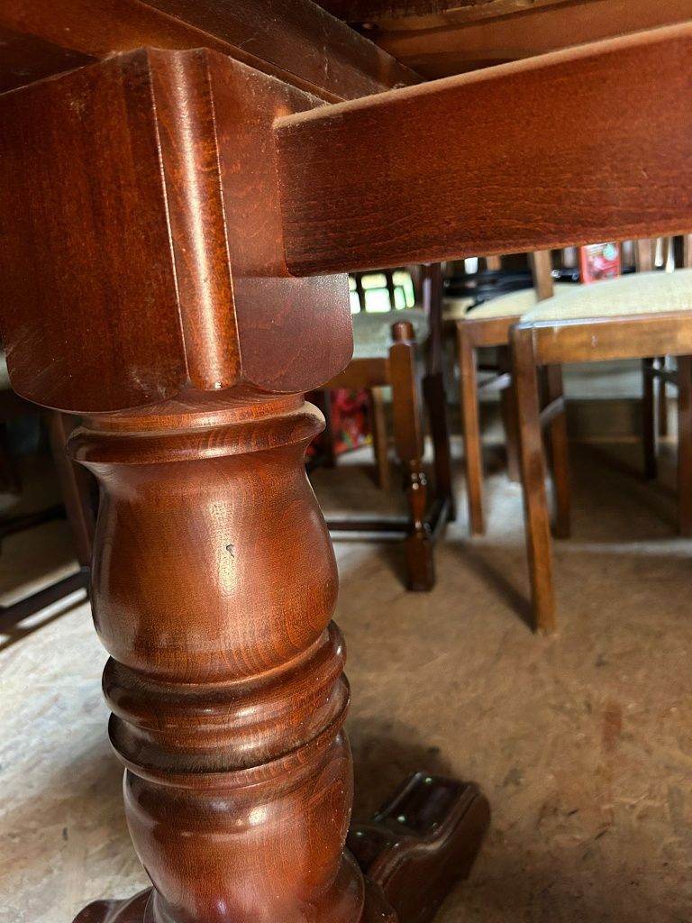 Solidny stół z litego drewna – klasyczny, ciężki, rzeźbiony
Na sprzeda