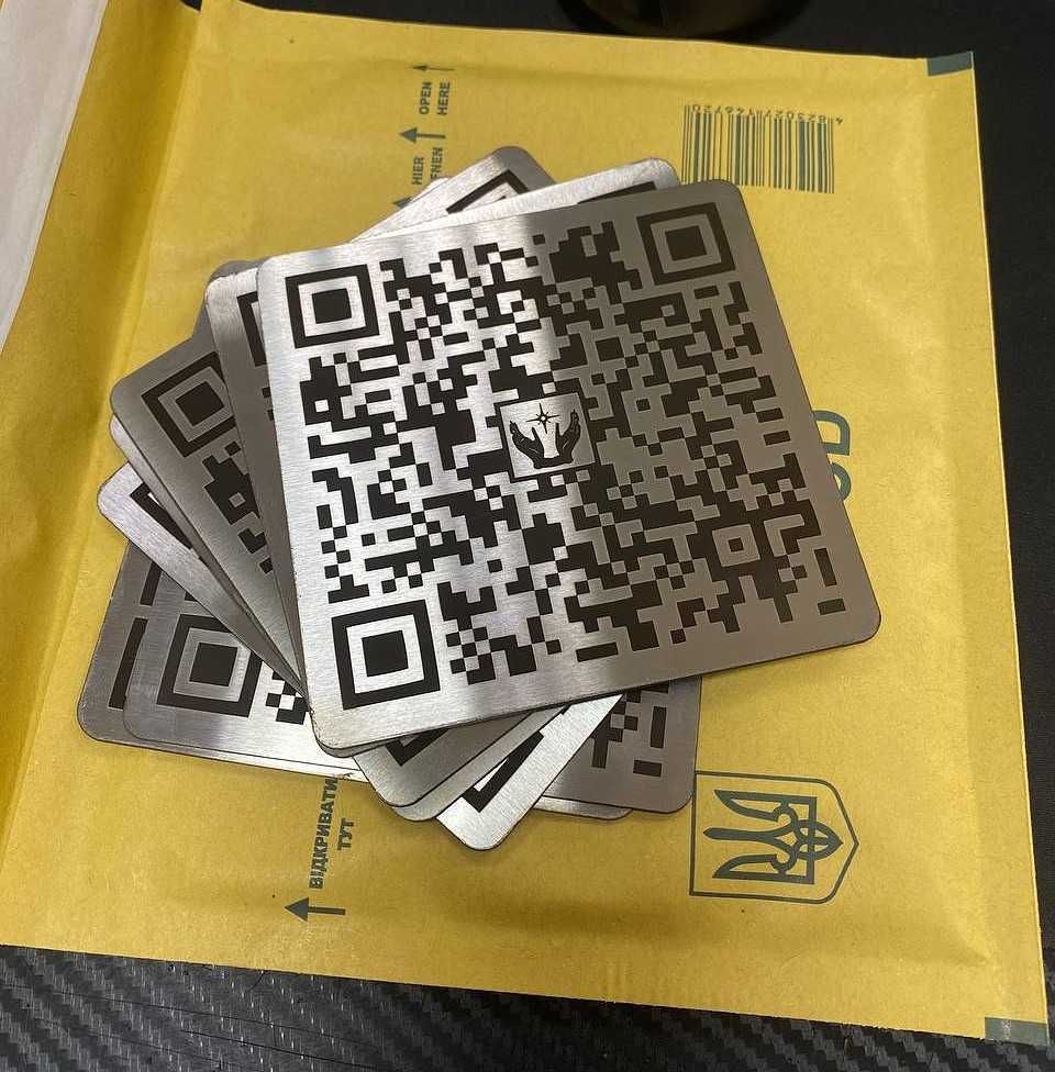 Таблички на пам'ятник з qr кодом