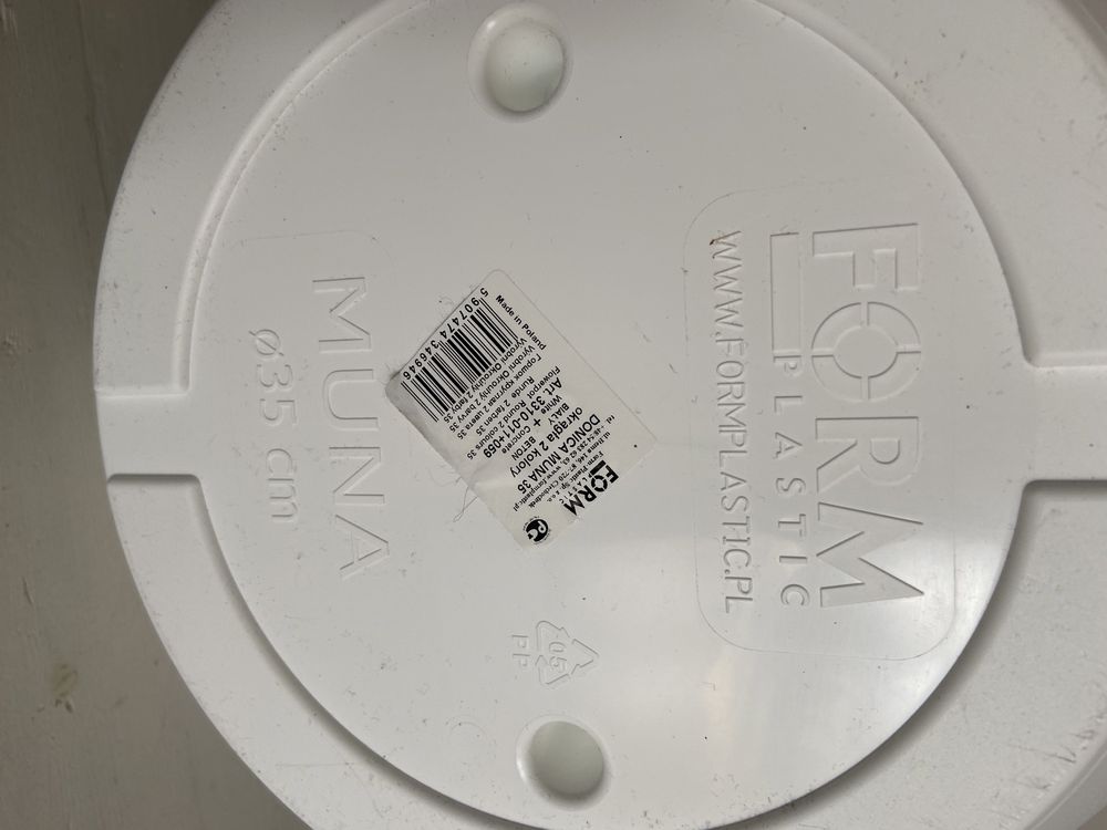 Biała plastikowa donica