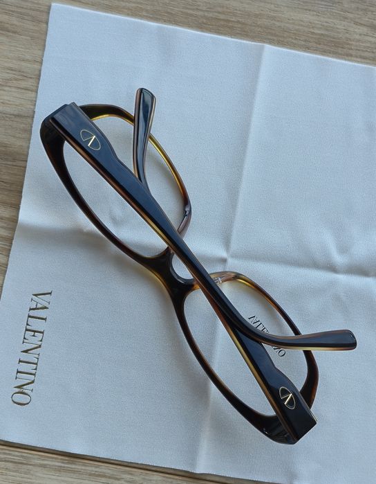 Жіноча вузька двукольорова оправа V2601 від Valentino!