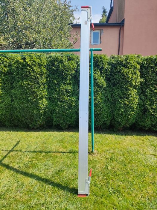 Belka nadburtowa zabezpieczająca ładunek na naczepie