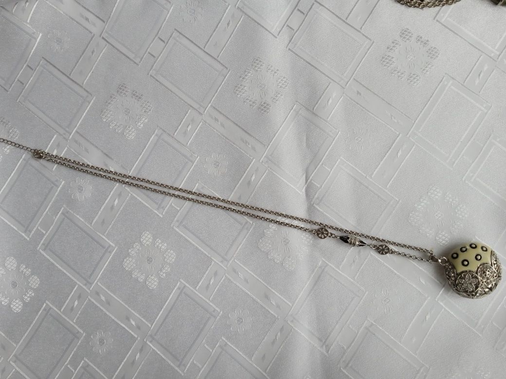 Szykowny wizytowy i elegancki łańcuszek z zawieszką. Stan idealny