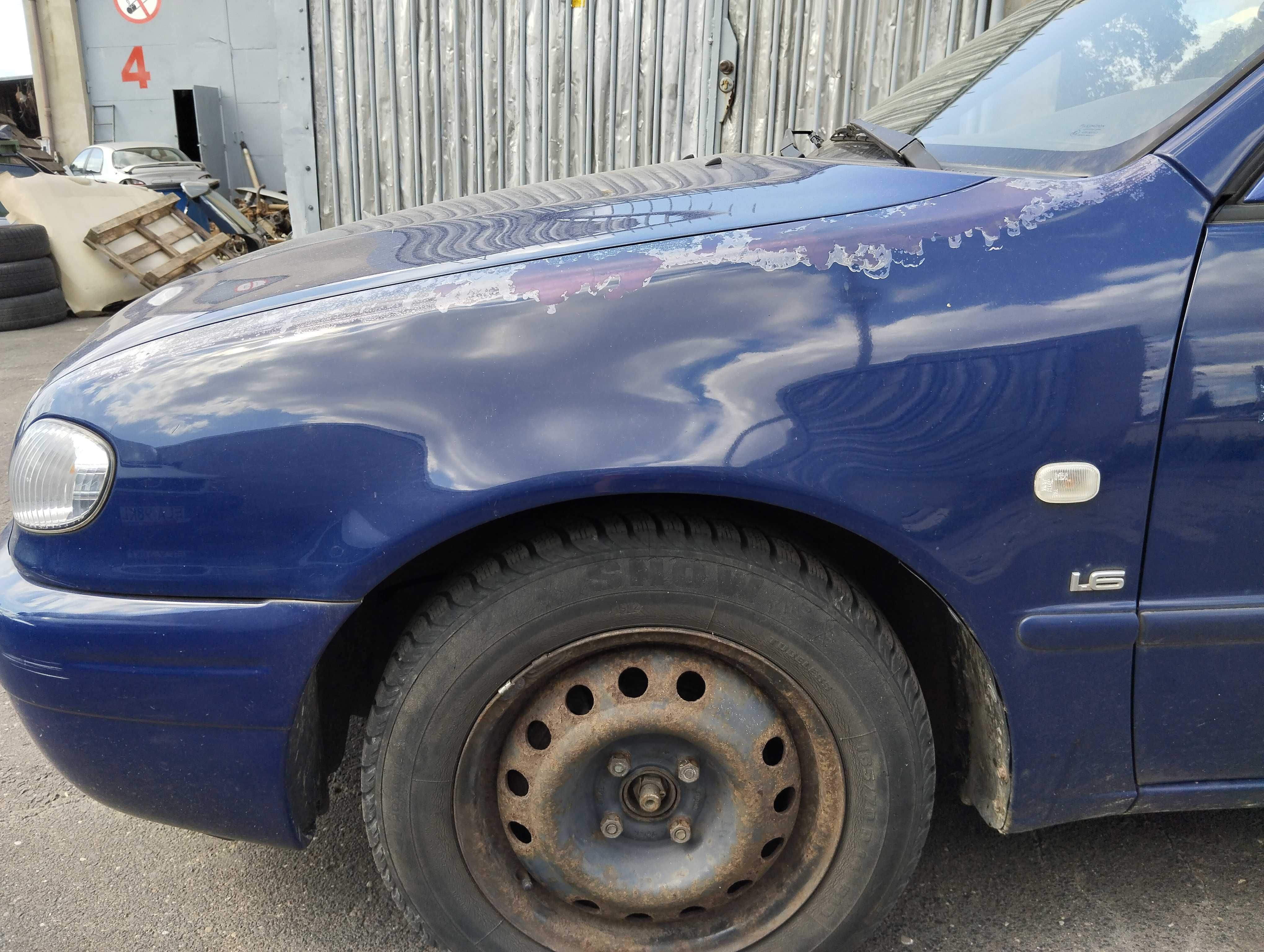 Toyota Corolla E11 3D 1.6VVT-i 2002r.Błotnik przedni lewy.