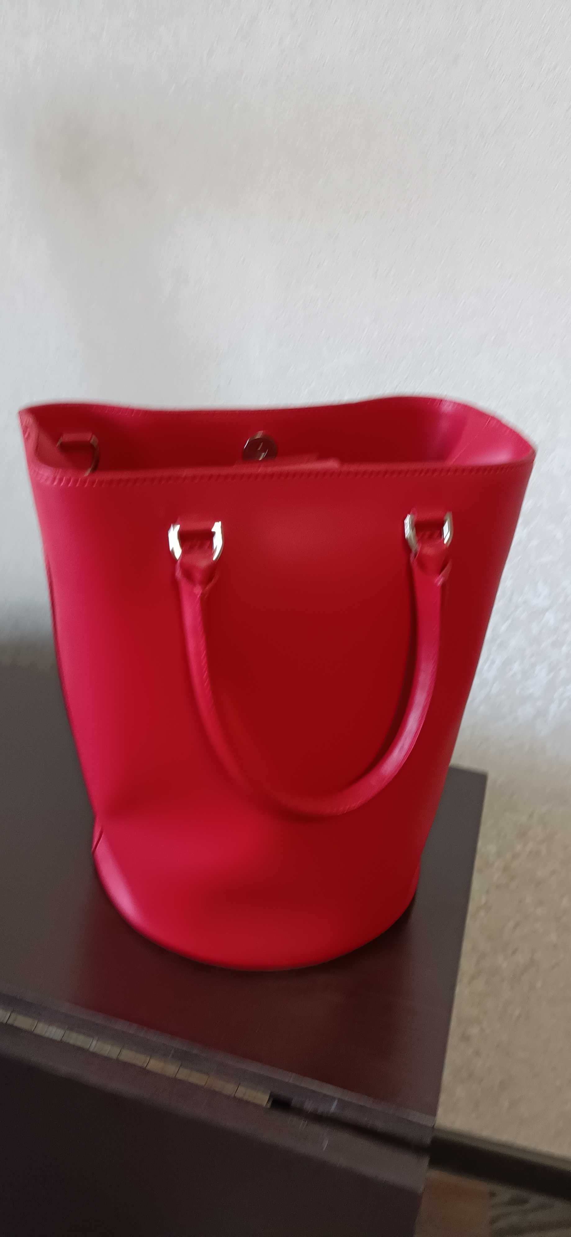 Красная кожаная сумка