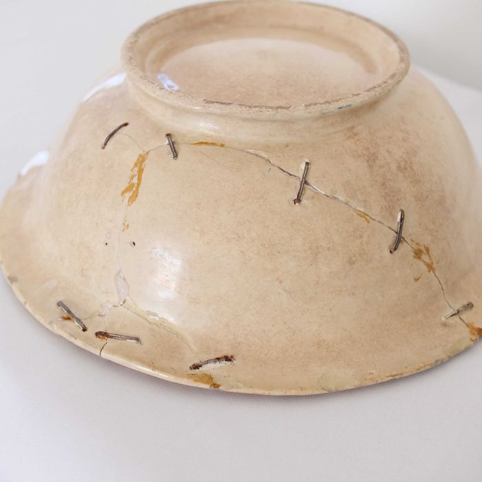 Bacia em faiança pintada à mão e agrafada