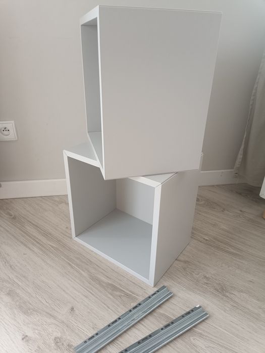 Dwie jasnoszare szafki eket IKEA wraz z szyną do zawieszenia 35x35x25