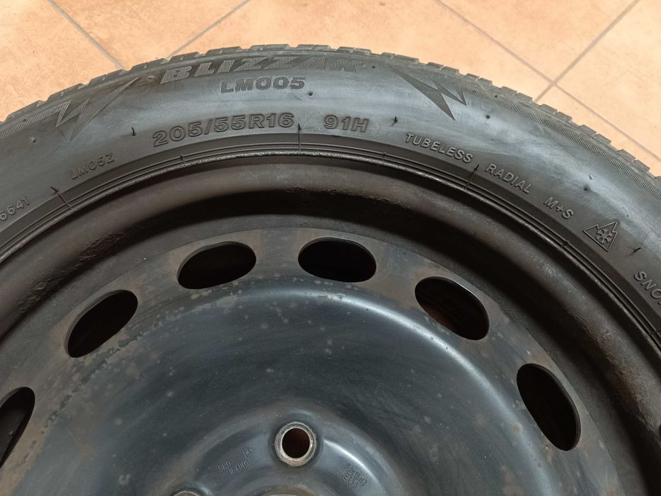 Koła zimowe Audi VW Skoda z felgami 5x112 16 cali opony Bridgestone